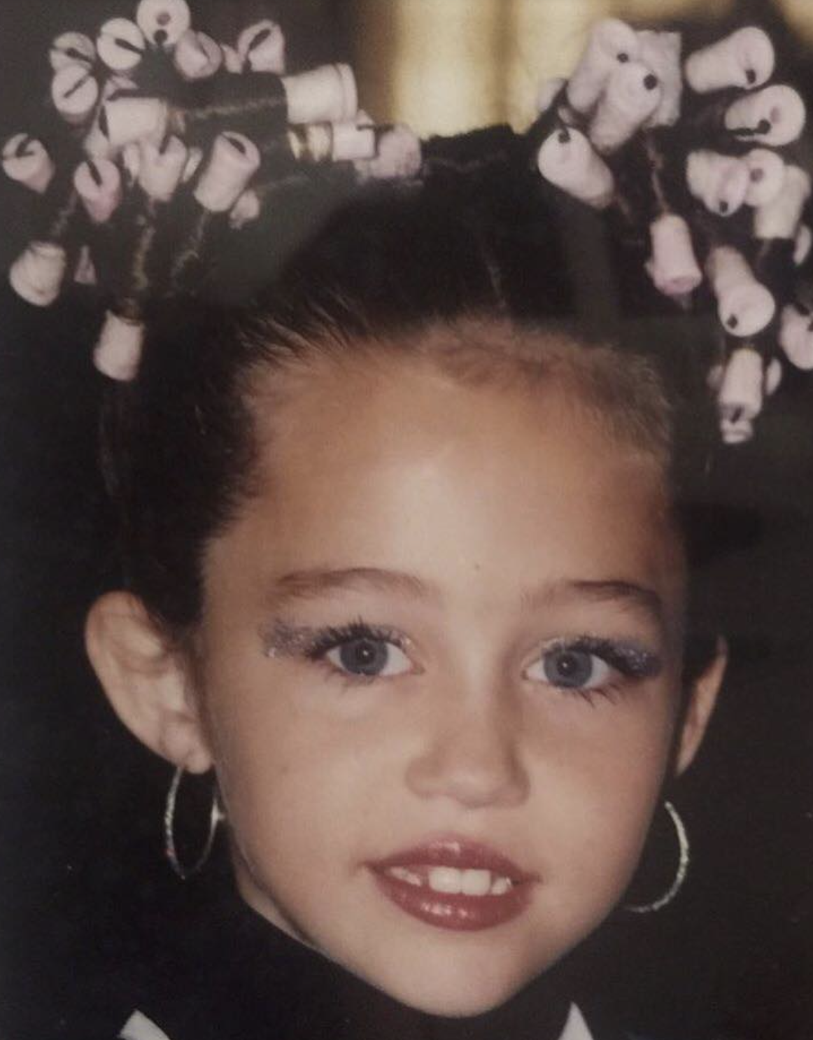 A close-up shot of the singer, dated October 2016 | Source: Facebook/MileyCyrus