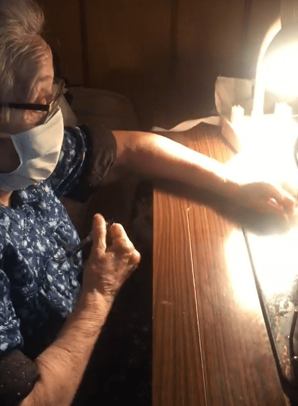 La anciana de 88 años recupera la tijera que se le ha caído. | Foto: Facebook/cristina.gonzalezalfaro