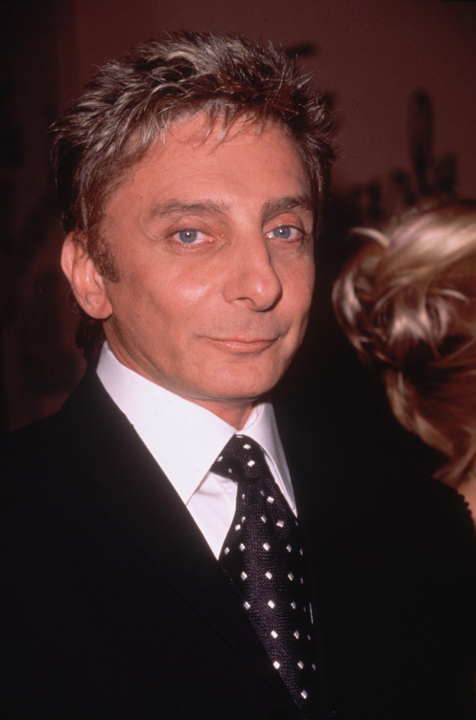 By 1990, Manilow's face showed more maturity while his nose and overall facial structure remained familiar. This period gives a useful comparison point before the fuller cheeks and tighter-looking contours that Dr. Gary Motykie later identified in newer photos. | Source: Getty Images