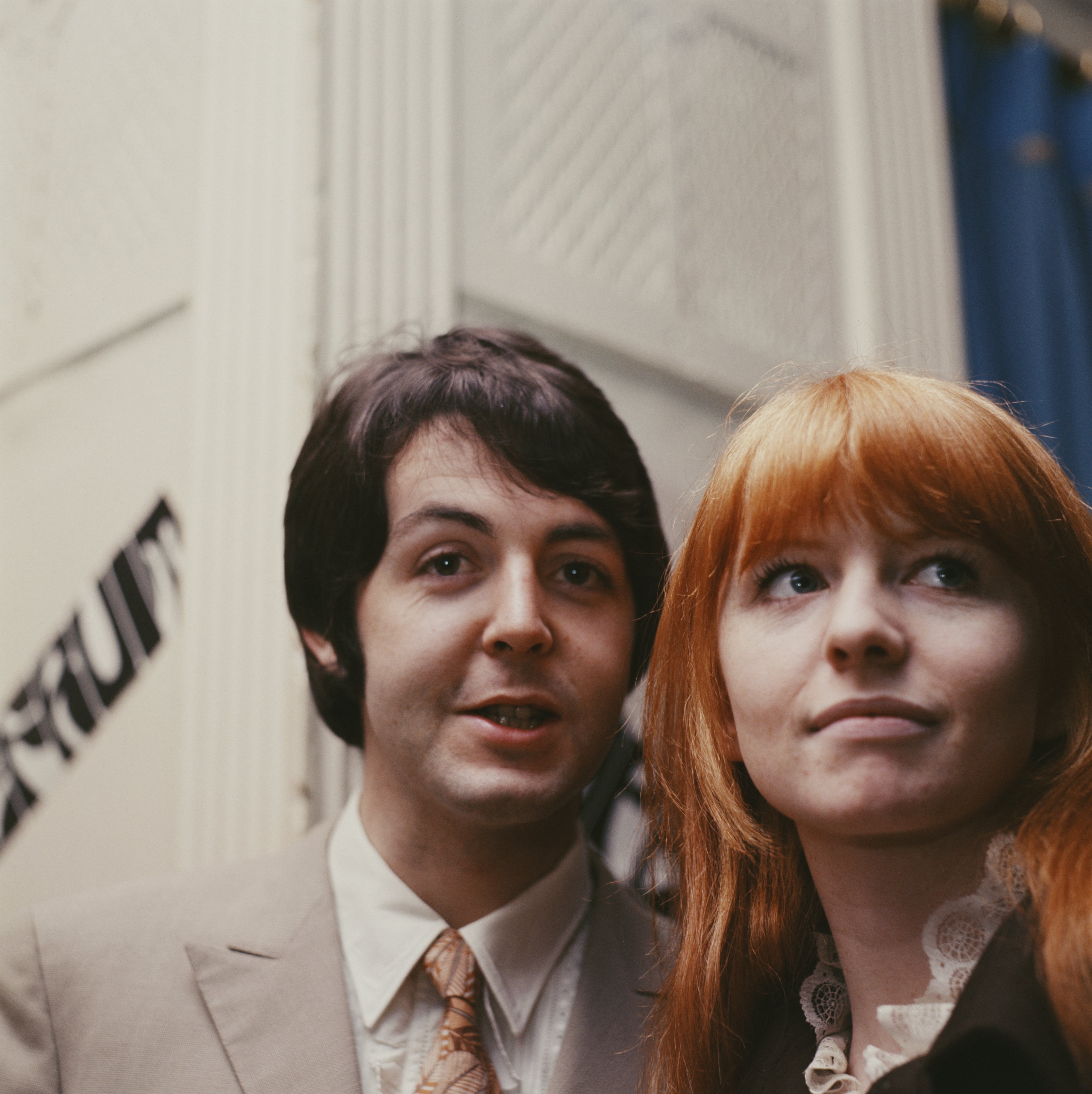 Paul McCartney des Beatles et Jane Asher posent à Londres le 19 janvier 1968. | Source : Getty Images