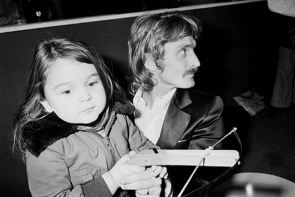 Le chanteur et compositeur Français Christophe avec sa fille Lucie, 3 ans. | Photo : Getty Images Le chanteur et compositeur Français Christophe avec sa fille Lucie, 3 ans. | Photo : Getty Images