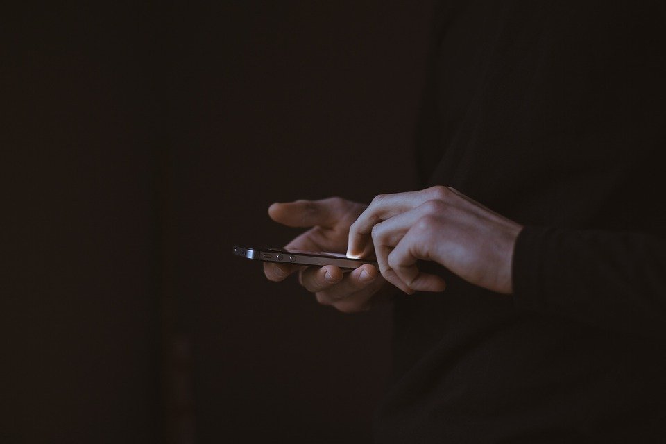 Chico con teléfono celular en mano. | Foto: Pixabay