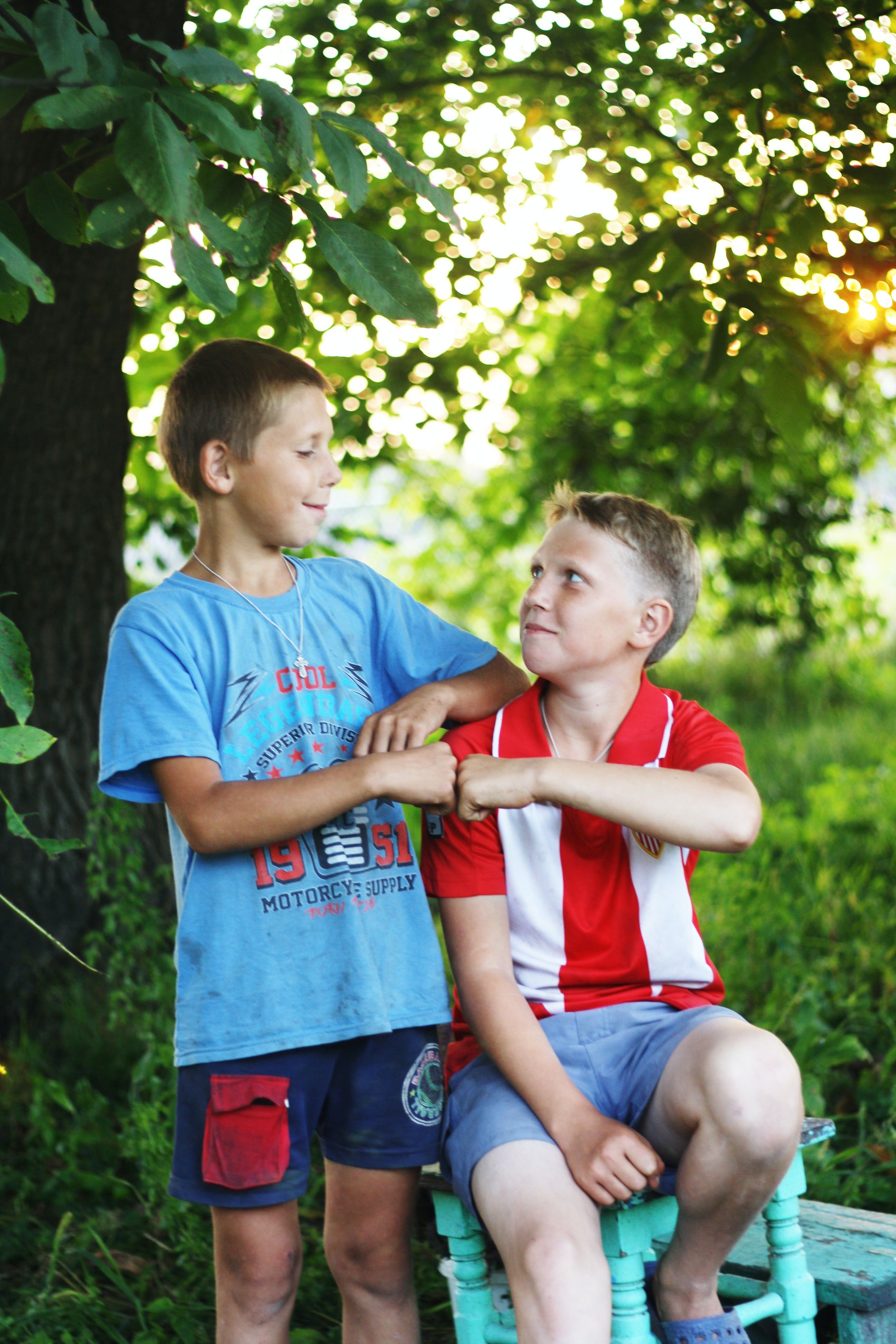 Zwei Brüder geben sich einen Fist-Bump | Quelle: Pexels