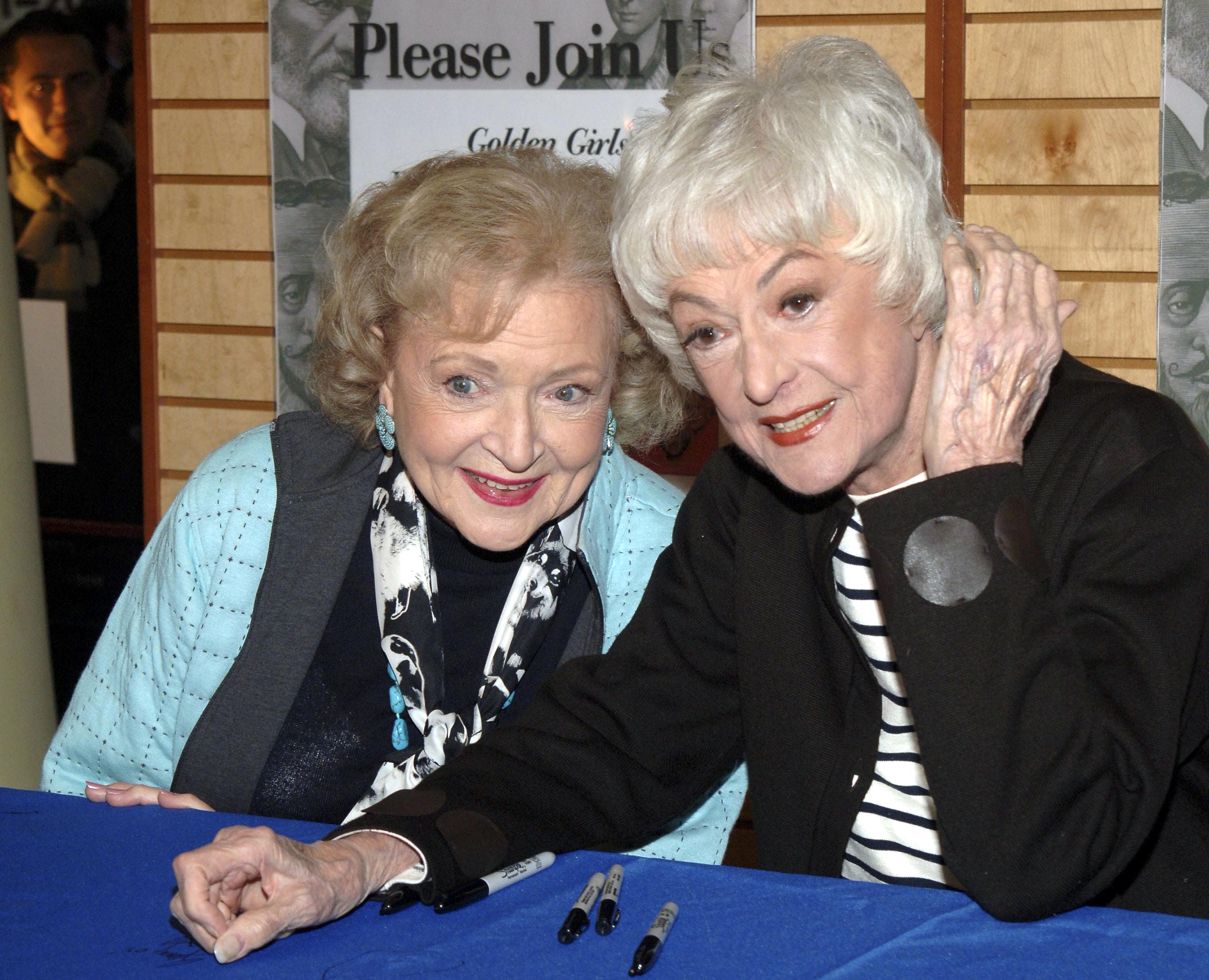 Betty White and Bea Arthur sign copies of "The Golden Girls Season 3" in New York City on November 22, 2005 | Photo: Getty Images