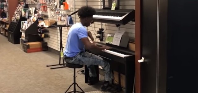 Darius Simmons, the self-taught teen pianist performing at the mall. | Photo: YouTube/ Darius Simmons.