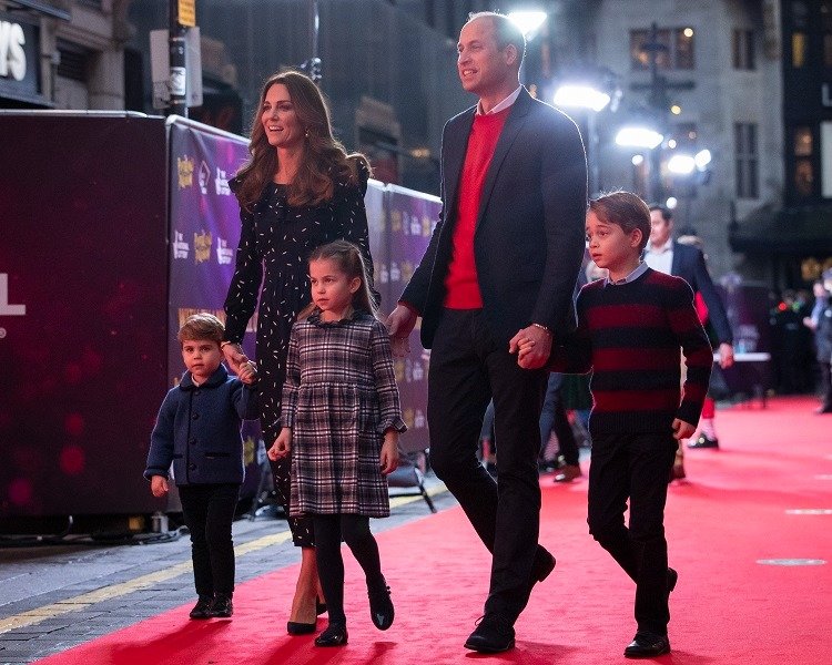 Prince William, Kate Middleton, and their children, Prince Louis, Princess Charlotte and Prince George, attending a performance at Palladium Theatre in London, England in December 2020. | Image: Getty Images.
