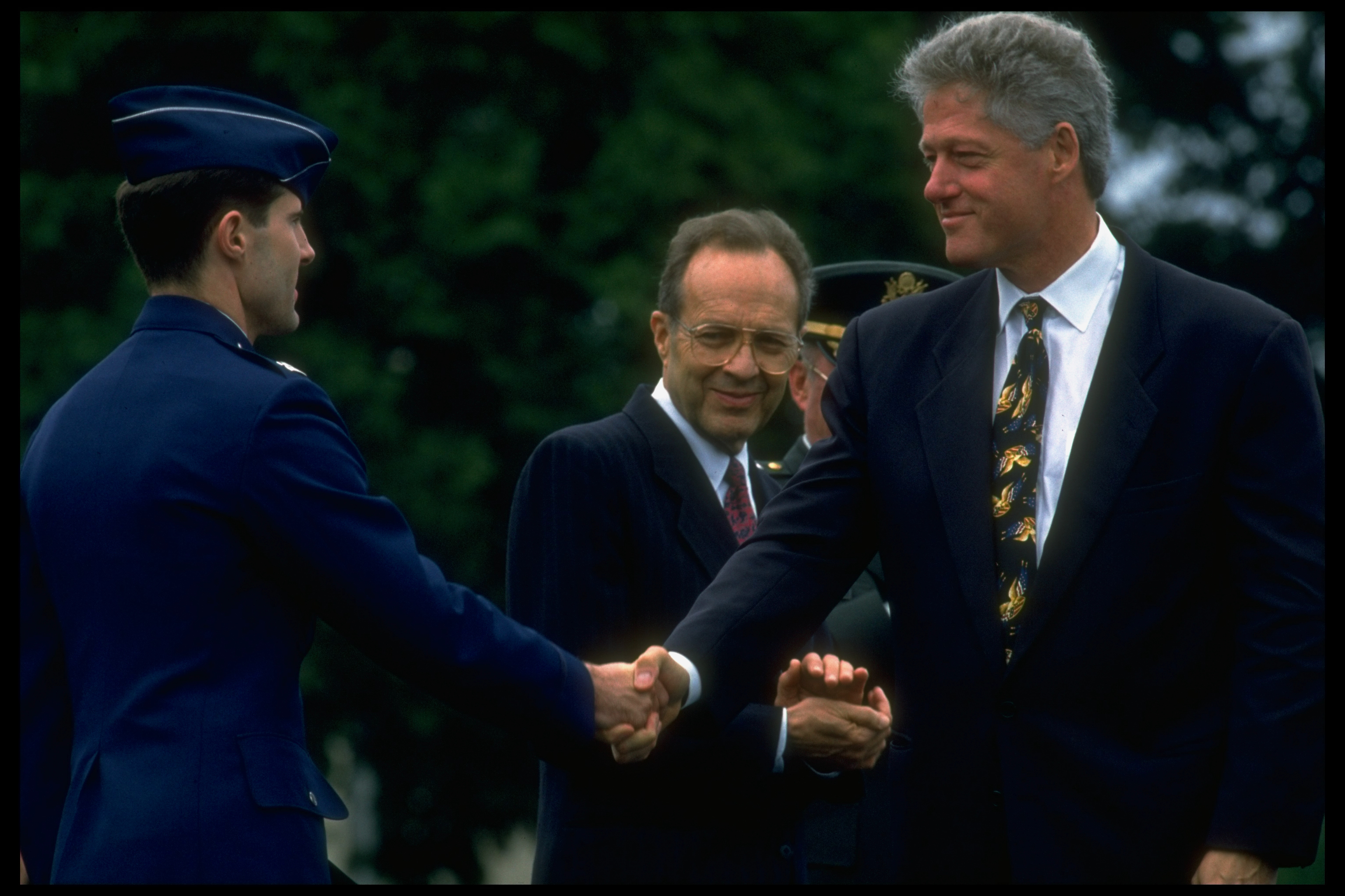 Scott O'Grady shaking hands with former U.S. President Bill Clinton in 1995. | Source: Getty Images