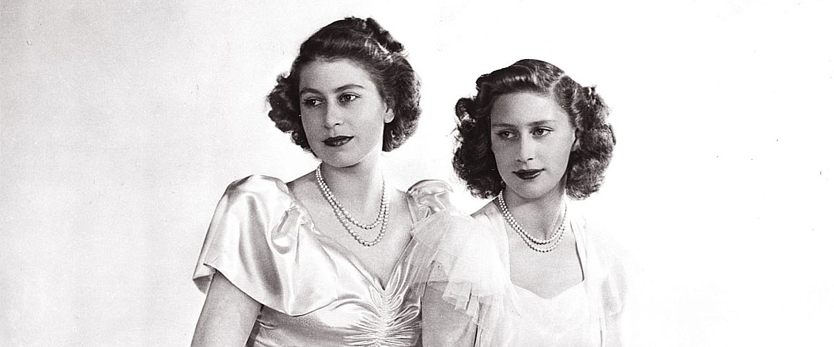 Elizabeth II su hermana la princesa Margaret, el 11 de diciembre de 1946. | Foto: Getty Images