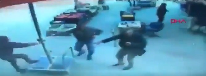 Hombres corren a sostenerse de la sombrilla. | Foto: Twitter/DailySabah