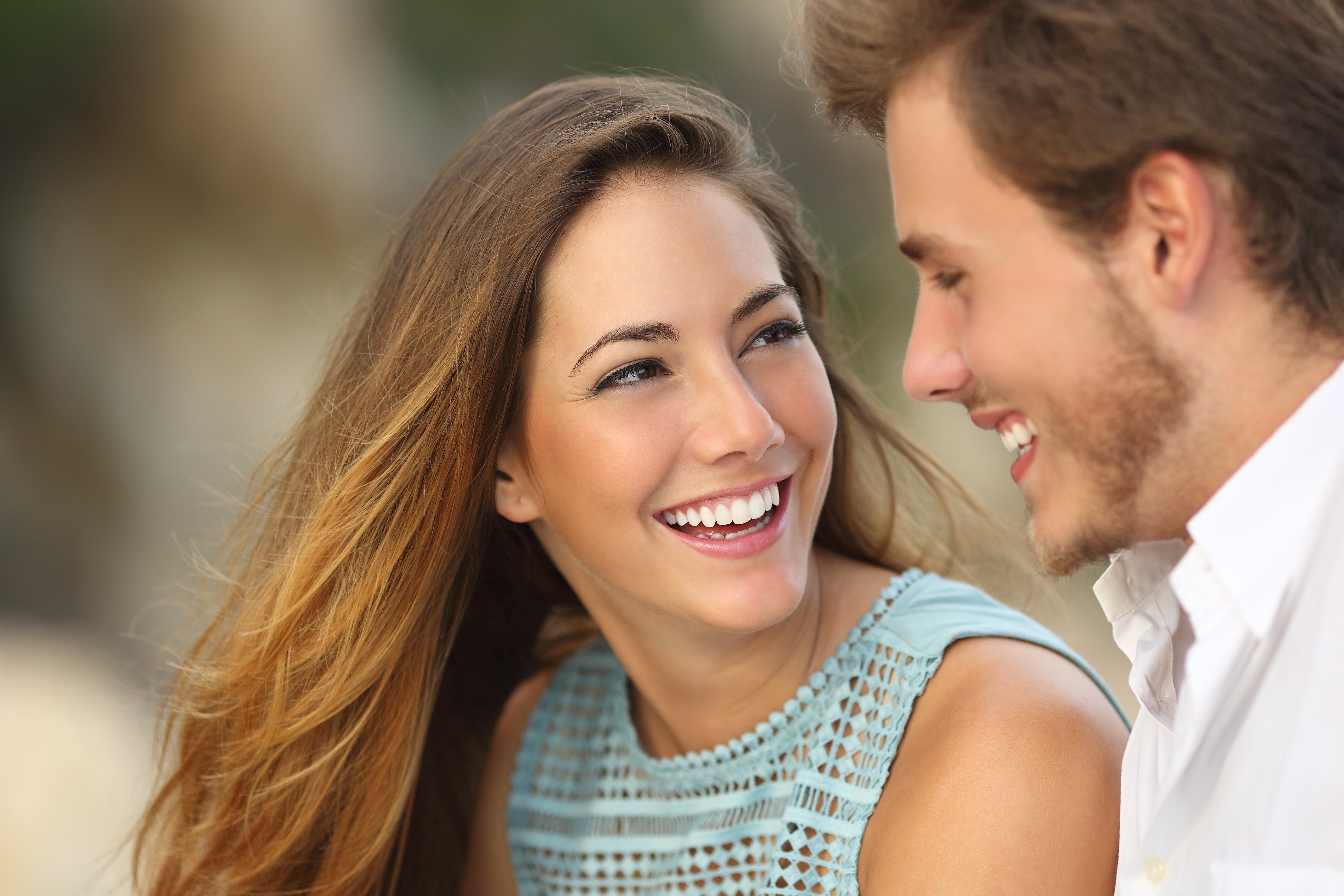 Pareja de novios divirtiéndose y riéndose. | Foto: Shutterstock Pareja de novios divirtiéndose y riéndose. | Foto: Shutterstock