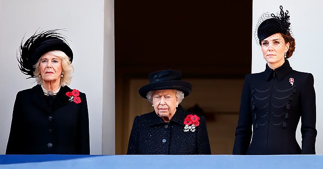 Camilla, duchesse de Cornouailles, la reine Elizabeth II et Catherine, duchesse de Cambridge, assistent au service annuel du dimanche du Souvenir au Cénotaphe, le 10 novembre 2019 à Londres, en Angleterre. | Photo :Getty Images