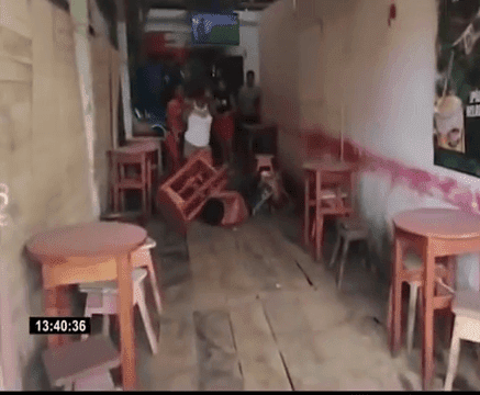 La mujer agarró a sillazos al hombre. Fuente: YouTube/24 Horas La mujer agarró a sillazos al hombre. Fuente: YouTube/24 Horas