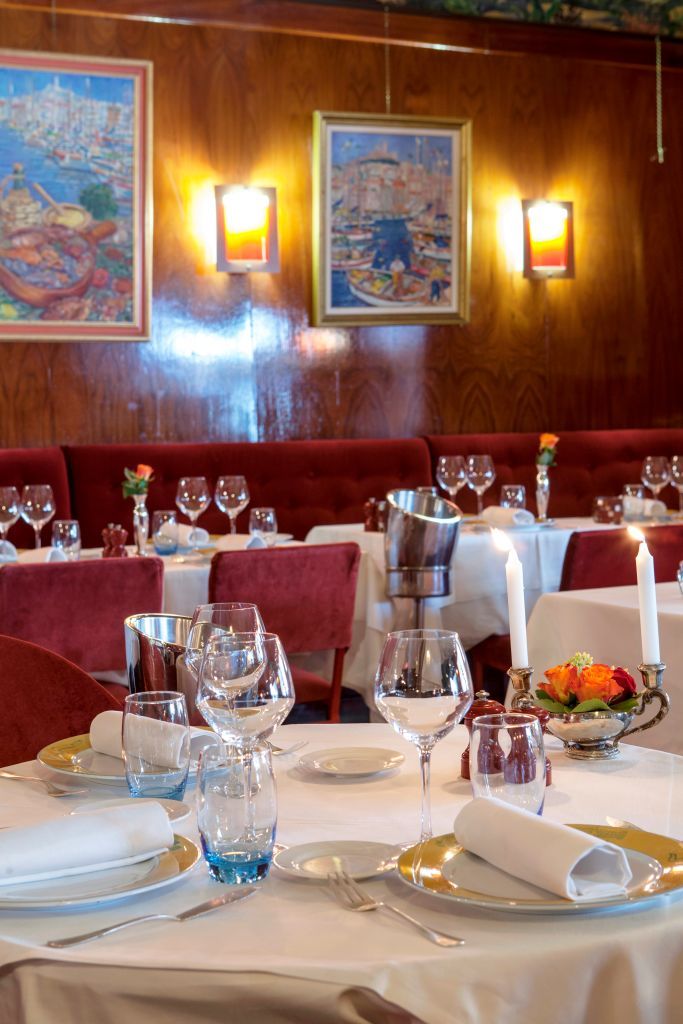 Mesas de un restaurante, lujosamente arregladas. | Foto: Pexels