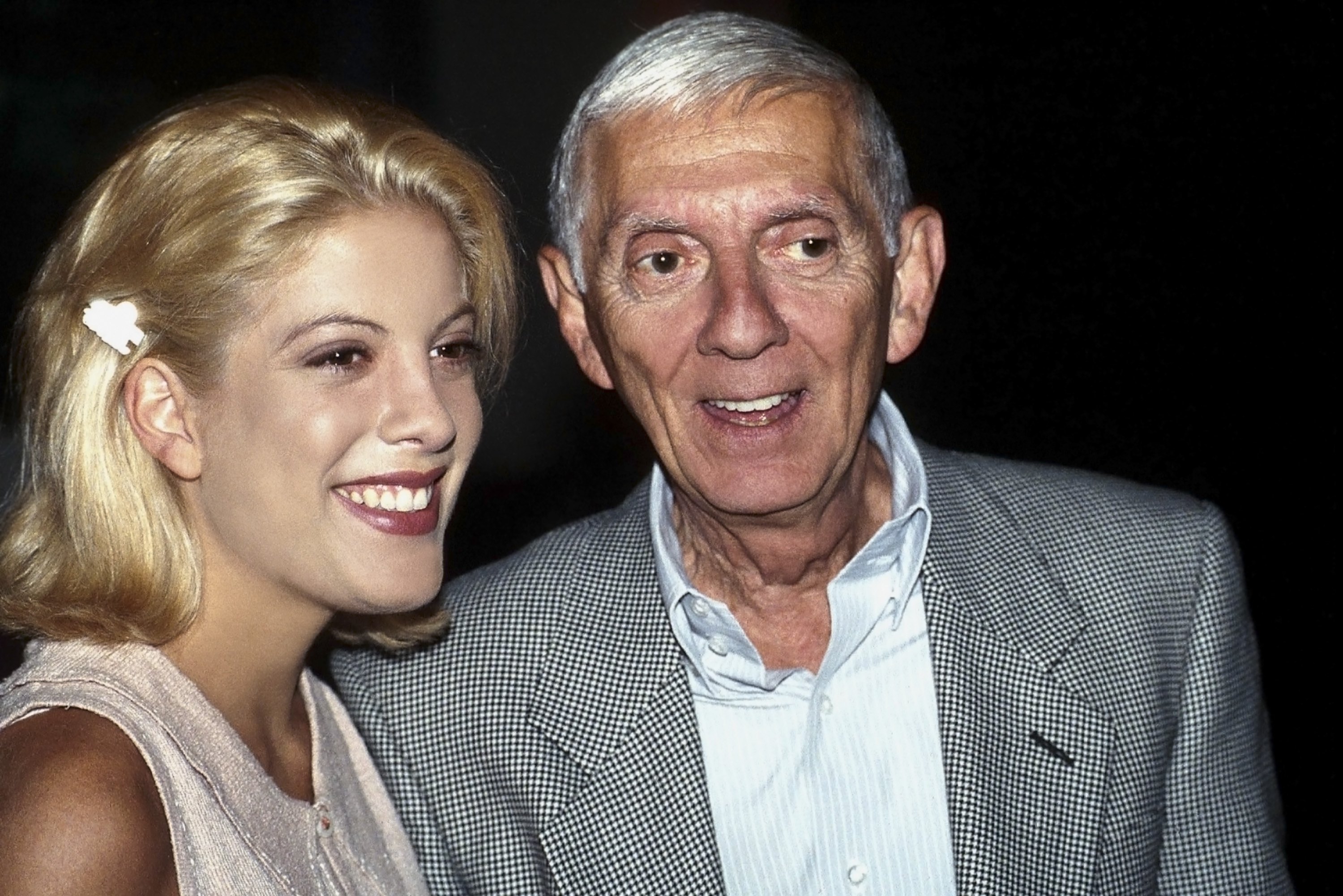 Aaron Spelling and daughter Tori Spelling on July 26, 1994. | Source: Getty Images