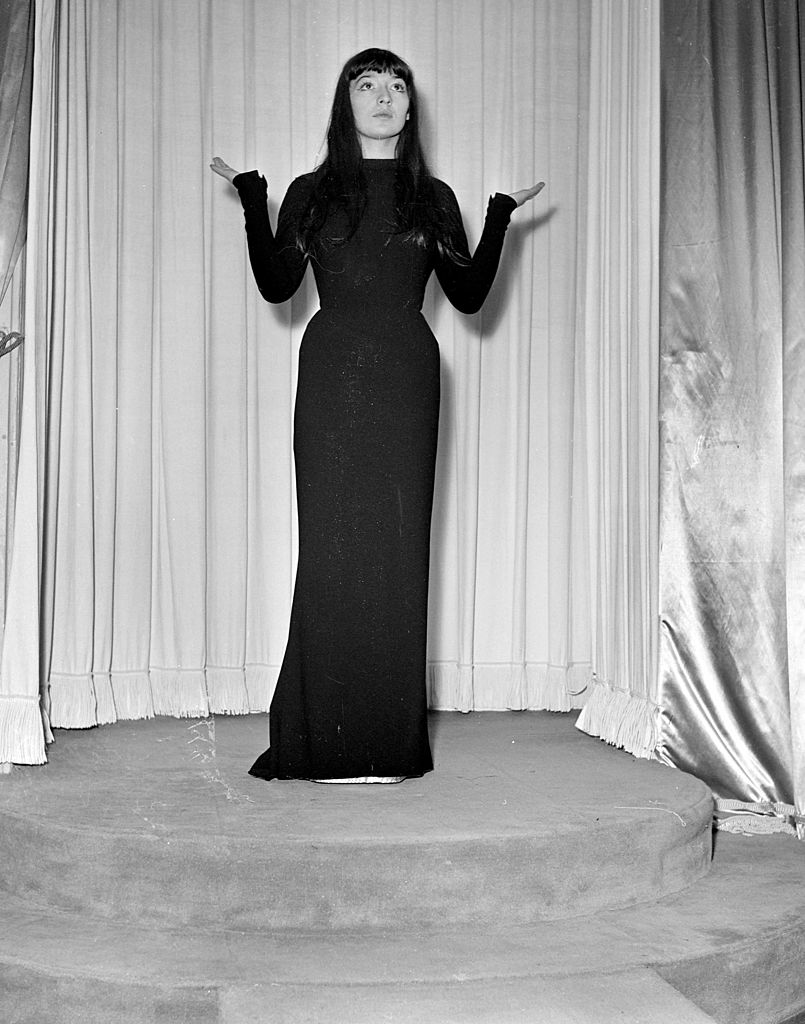 La actriz y cantante francesa, Juliette Gréco, posando con un vestido negro largo, en 1950. | Foto: Getty Images La actriz y cantante francesa, Juliette Gréco, posando con un vestido negro largo, en 1950. | Foto: Getty Images
