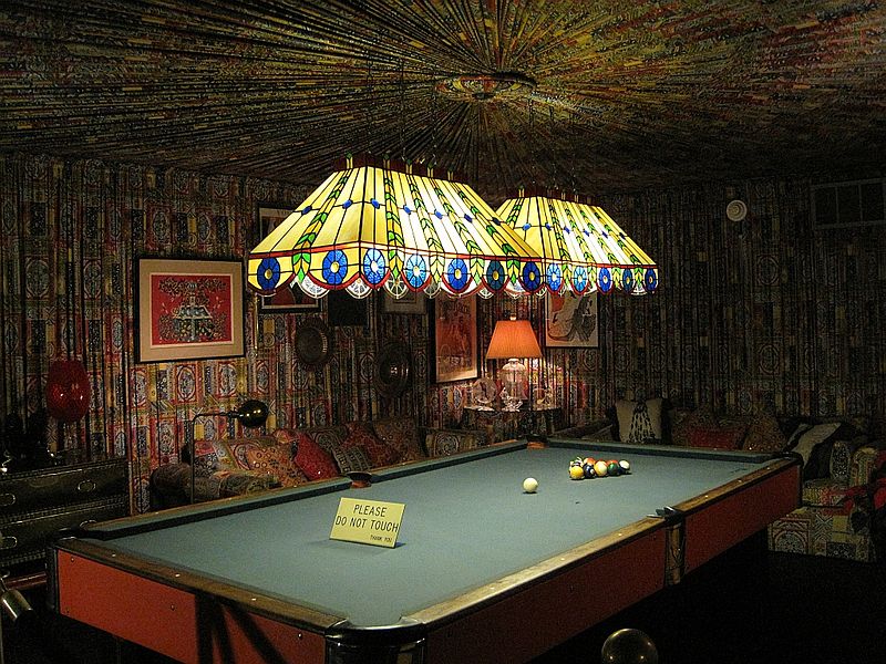 Elvis Presley's pool table in Graceland Mansion, Memphis Tennessee | Source: Wikimedia