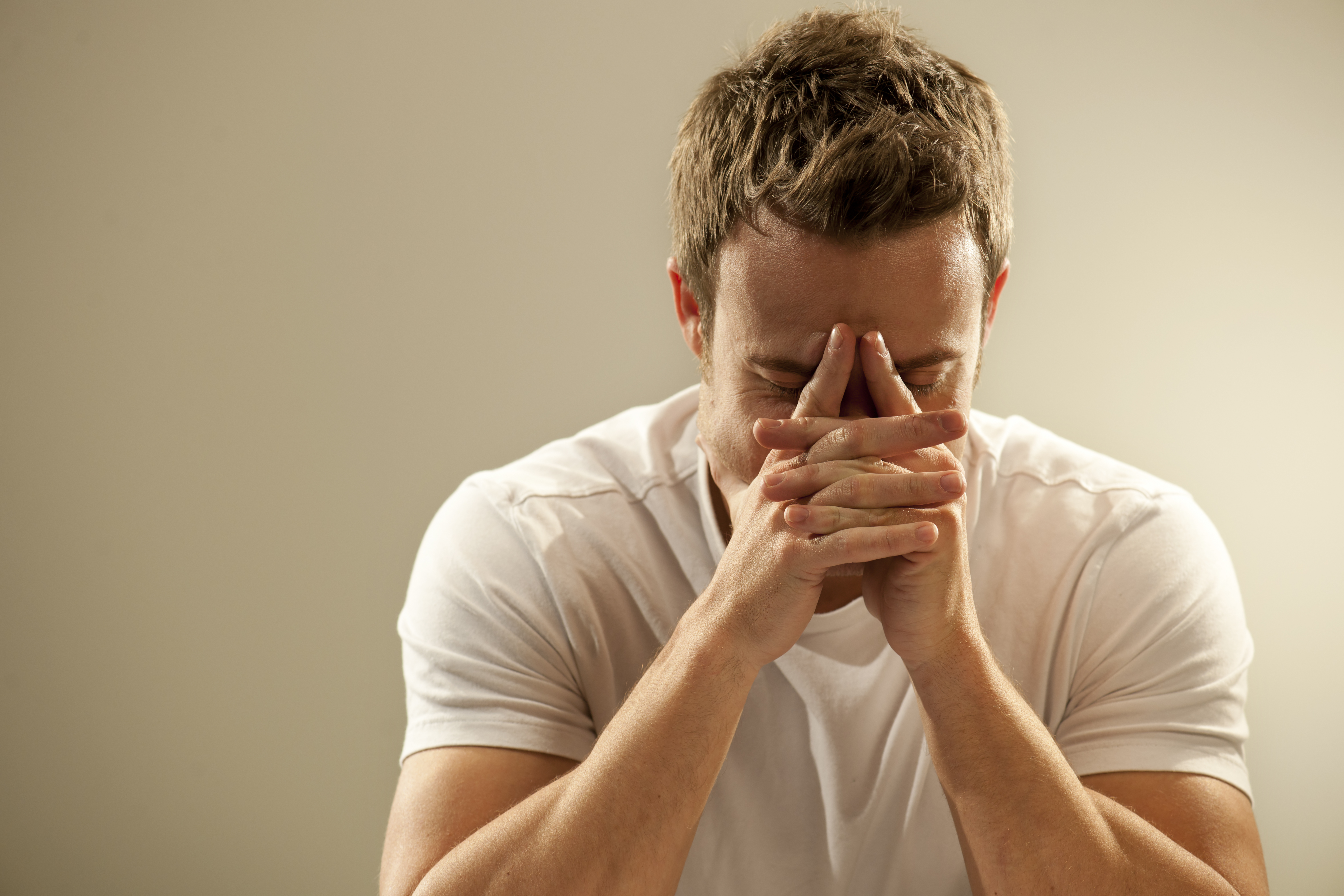 Hombre joven pensando | Fuente: Getty Images