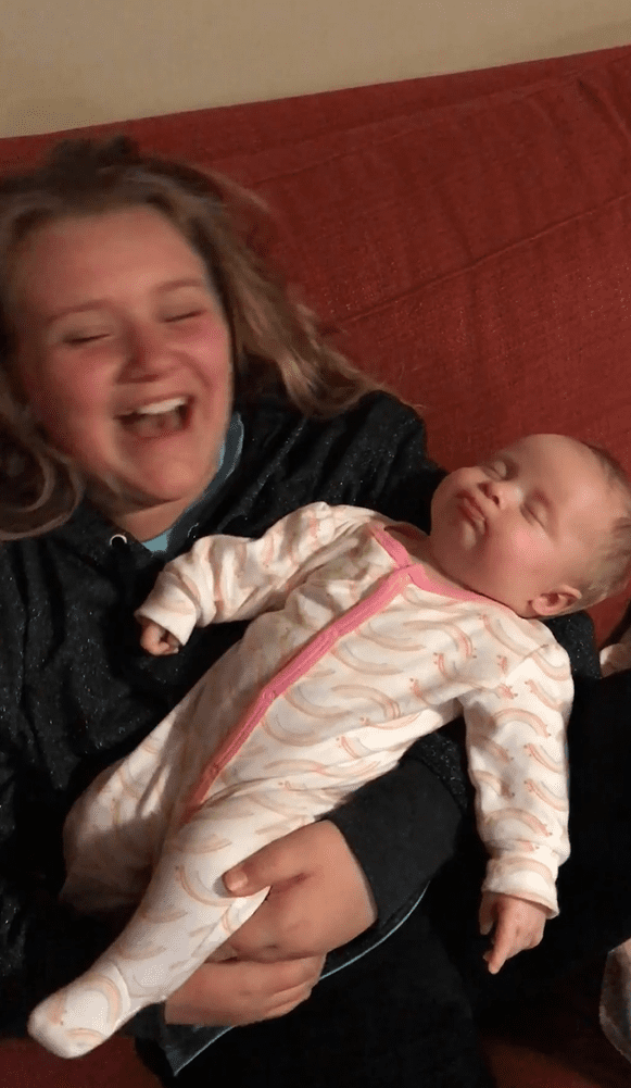 Die 9-jährige Allie lacht, während sie ihre 7 Wochen alte Schwester Ashlyn im Arm hält. | Quelle: Facebook.com/foreverymom