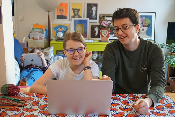 Ecole à la maison, père de famille accompagnant sa fille.|Photo : Getty Images