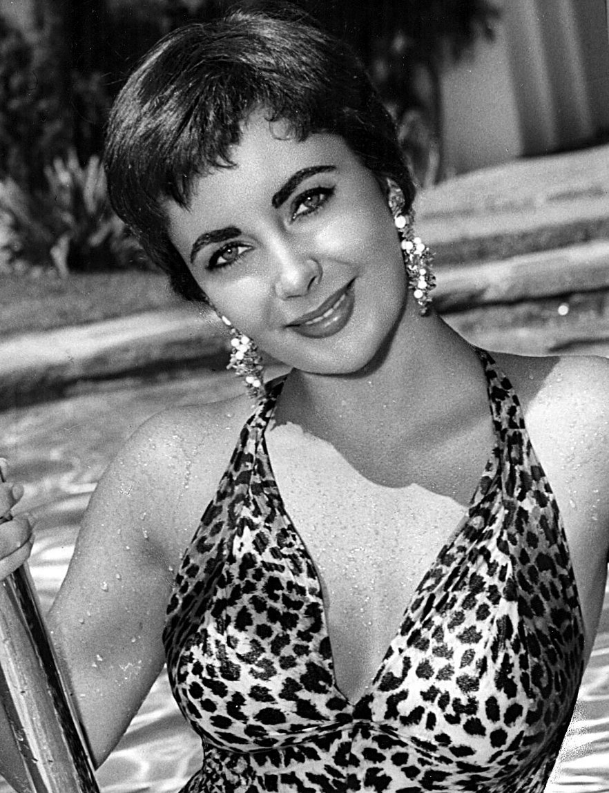 Elizabeth Taylor in film "The Last Time I Saw Paris." | Source: Wikimedia Commons