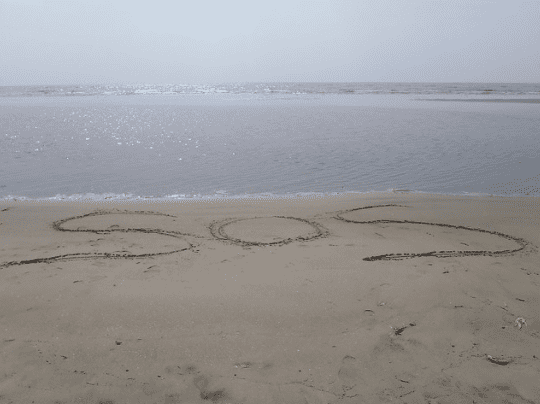 Mensaje de socorro escrito en la arena. | Foto: Flickr