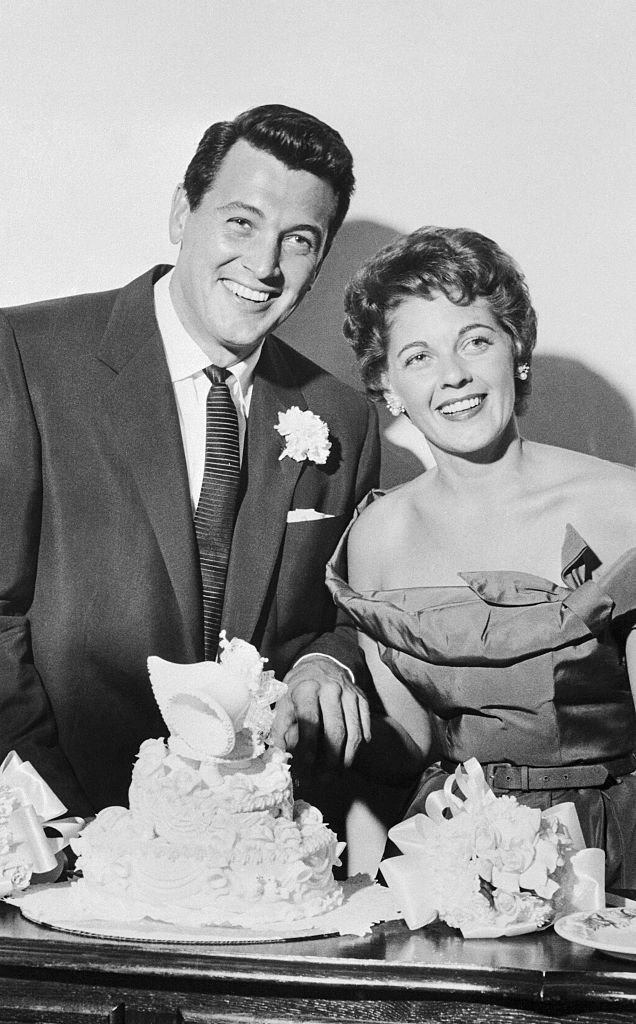 Rock Hudson, de 29 años, y Phyllis Gates, de 26, cortando su pastel de bodas en el hotel Biltmore el 9 de noviembre de 1955. | Foto: Getty Images