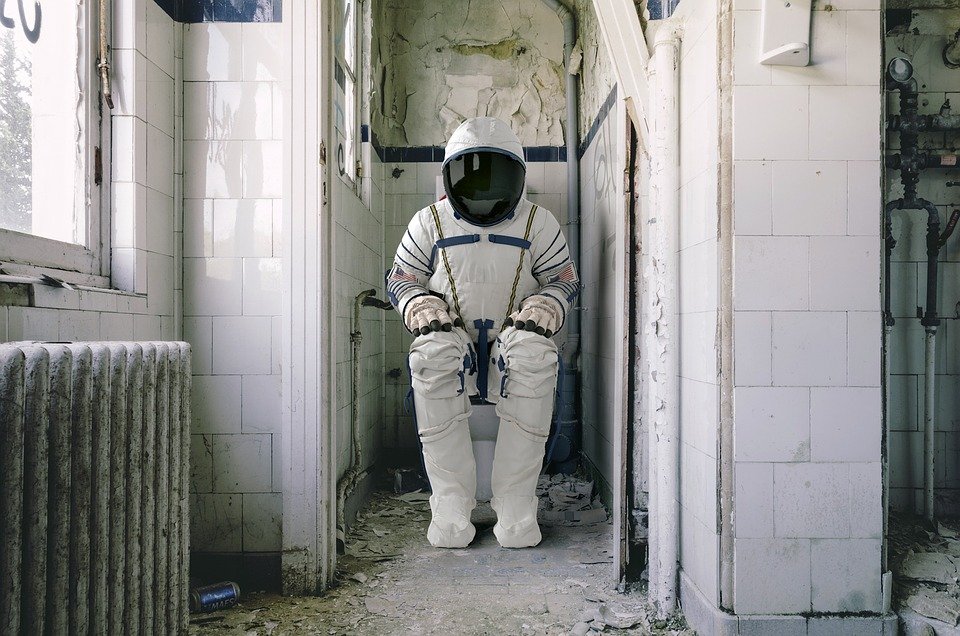 Un homme protégé dans un uniforme dans une salle de bains. Image : Pixabay