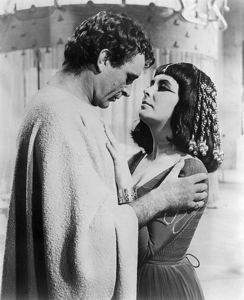 Richard Burton and Elizabeth Taylor in "Cleopatra." | Source: Wikimedia Commons