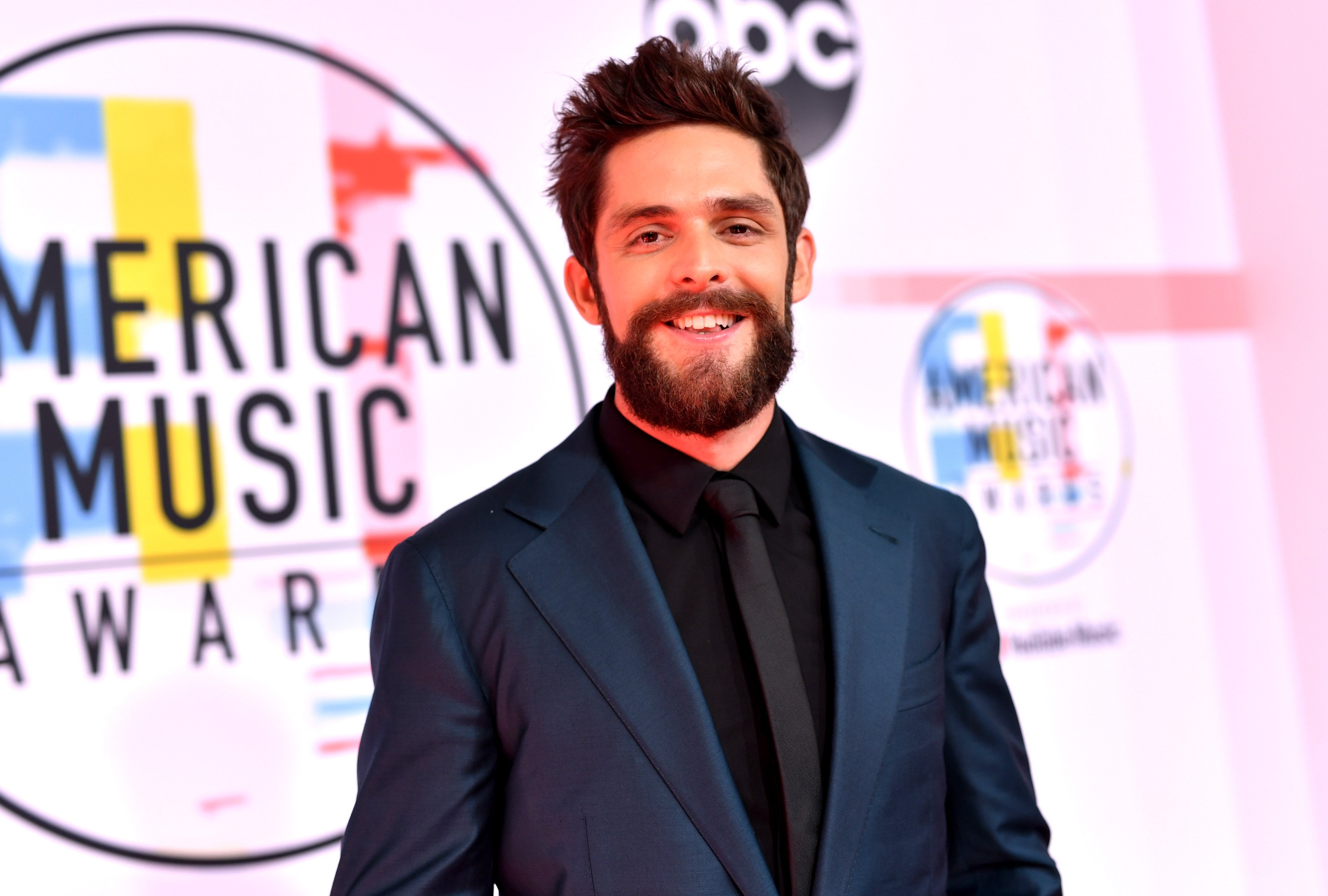 Multi-awarded singer and songwriter Thomas Rhett attends the 2017 American Music Awards. | Photo: Getty Images