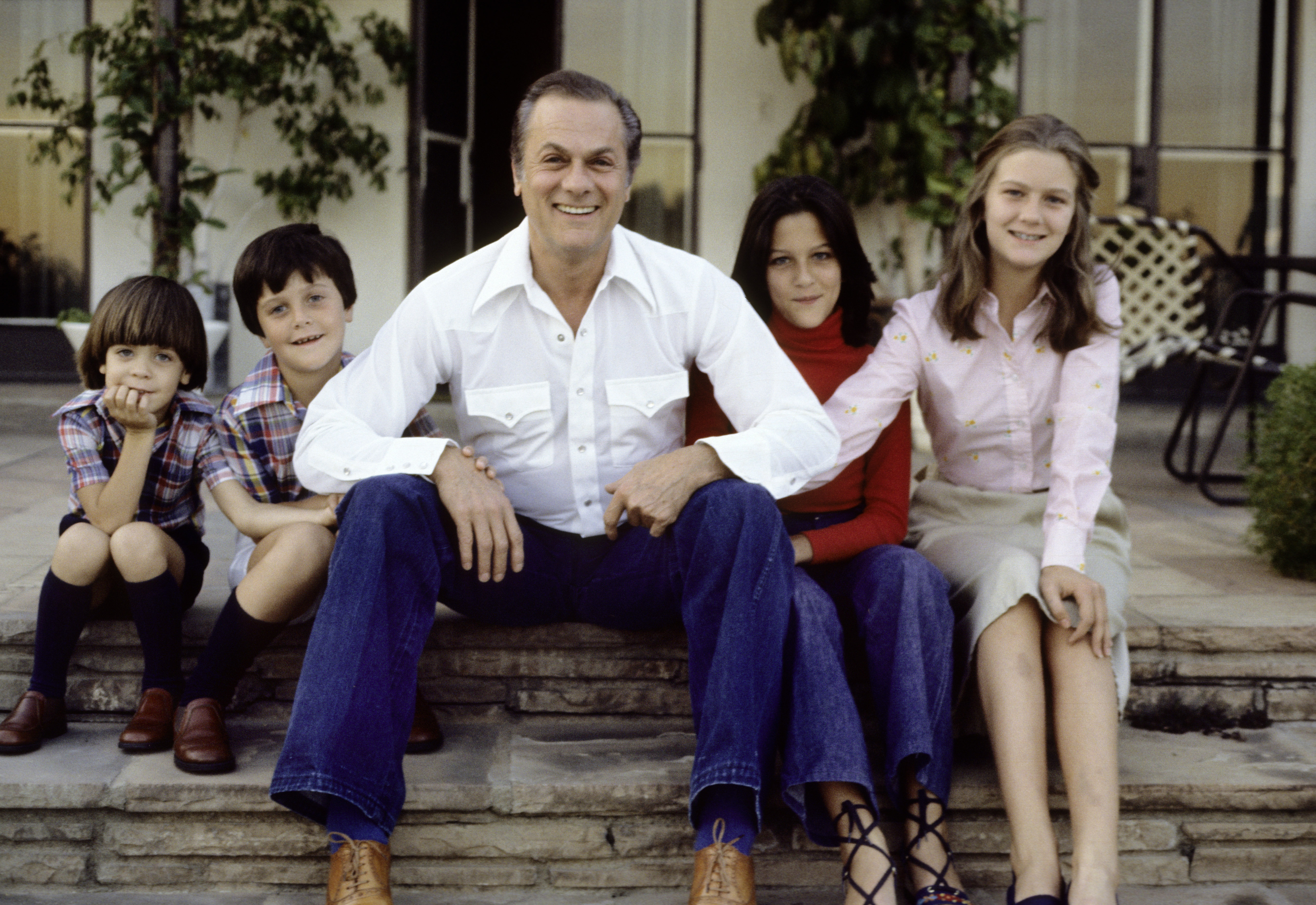 Tony Curtis with his children Benjamin, Nicolas, Allegra and Alexandra | Source: Getty Images