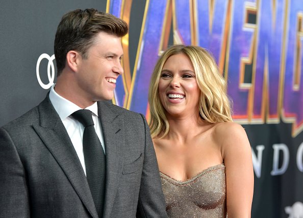 Colin Jost et Scarlett Johansson au Los Angeles Convention Center le 22 avril 2019 à Los Angeles, Californie. | Photo : Getty Images