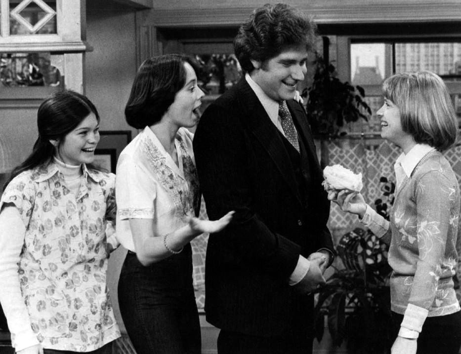 The main cast of the television program One Day at a Time. From left-Valerie Bertinelli, MacKenzie Phillips, Richard Masur, Bonnie Franklin | Source: Wikimedia Commons