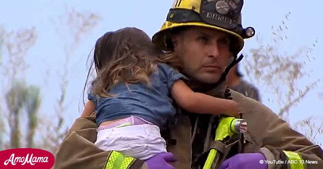 Un Pompier Heroique A Reconforte Une Petite Fille Apres Un Accident De Voiture