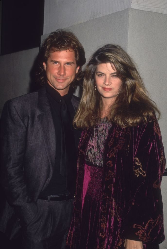 Kirstie Alley and Parker Stevenson stand next to each other and smile circa 1994 | Photo: GettyImages