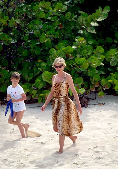 Diana Prinzessin von Wales mit Prinz William bei einem Strandurlaub in Necker | Quelle: Getty Images