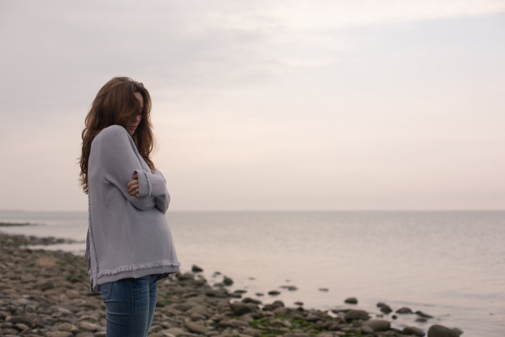 Mujer con embarazo avanzado mirando al mar. | Foto: Shutterstock