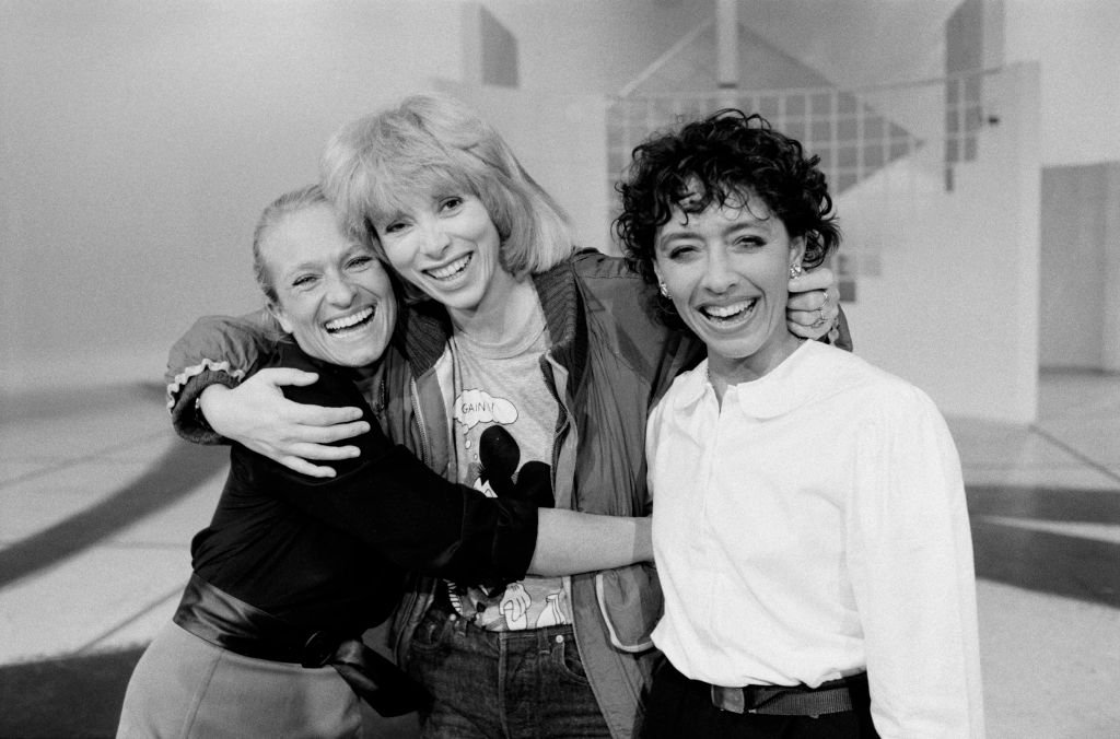 Mireille Darc en compagnie des animatrices de l'émission 'Gym Tonic' Véronique et Davina sur le plateau de ''Fomule 1'' à Paris en octobre 1984, France. | Photo : Getty Images