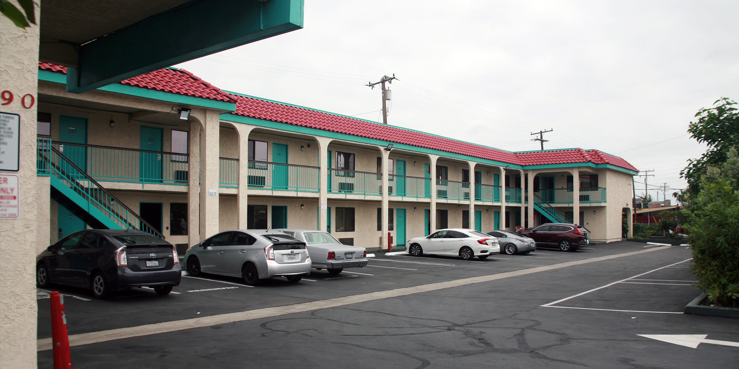 Cars parked outside a motel | Source: Shutterstock