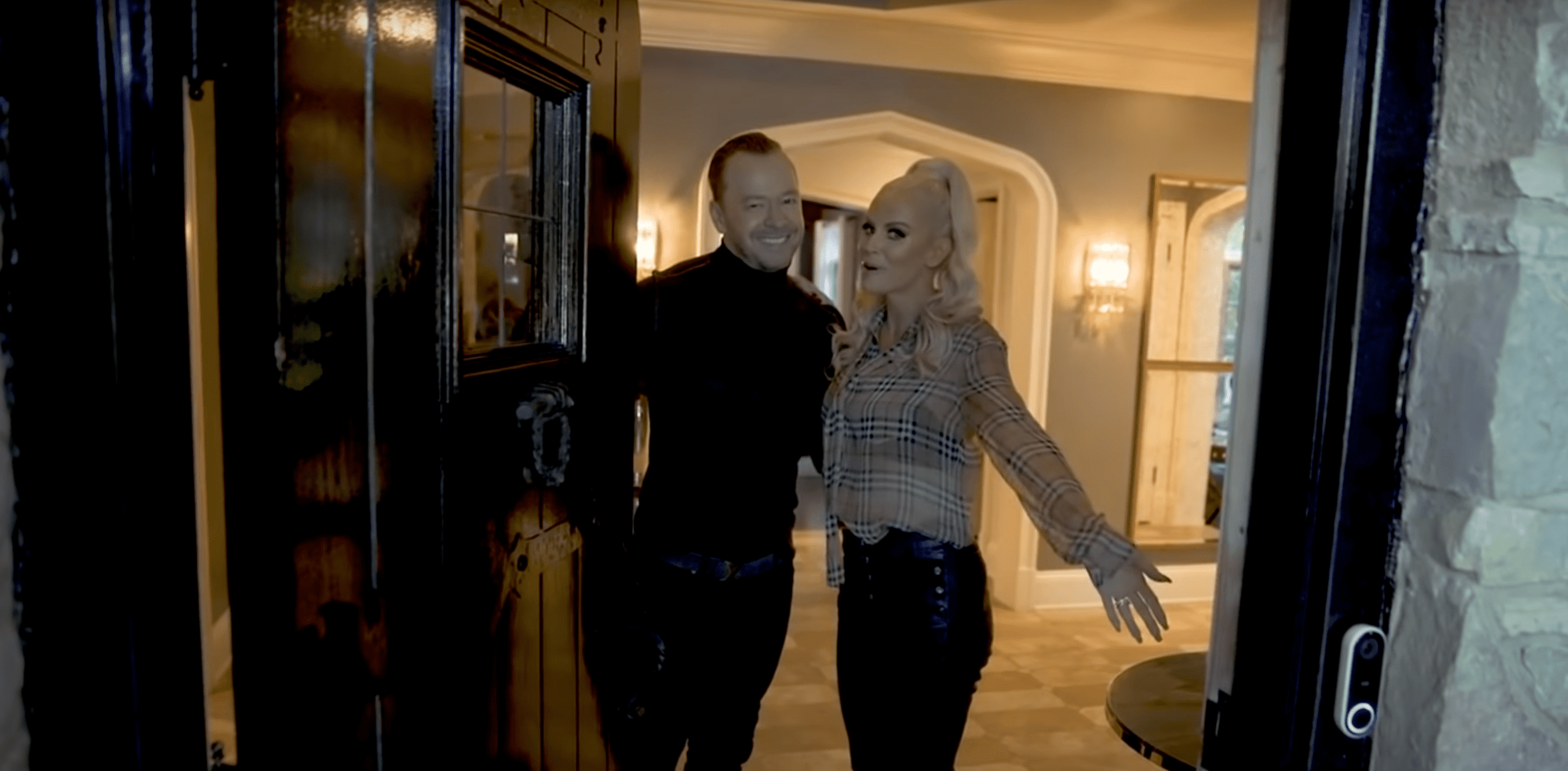 Jenny McCarthy and Donnie Wahlberg’s Chicago home | Source: Source: Youtube.com/people