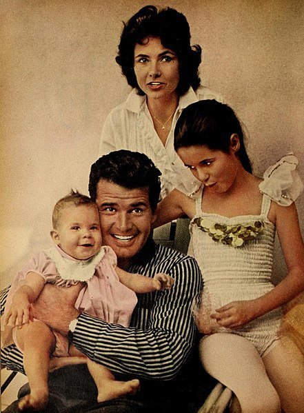 James Garner in a portrait photo with his family in 1959 | Source: Wikimedia Commons, Public Domain