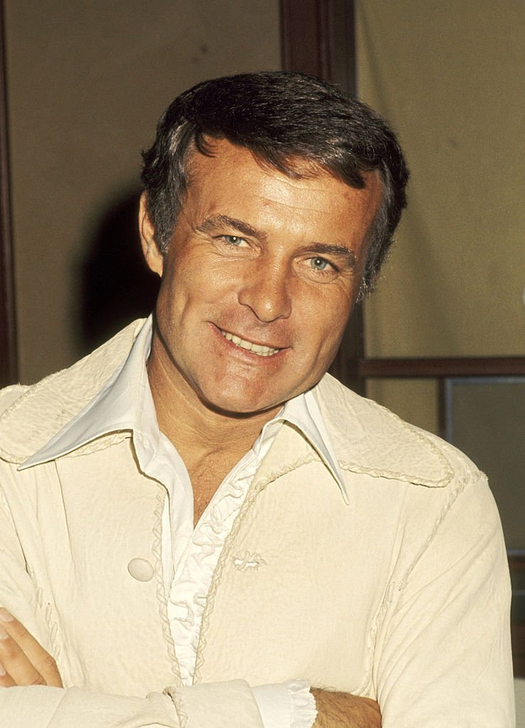 Actor Robert Conrad photographed inside a restaurant in Universal City, California in 1977. | Photo: Getty Images