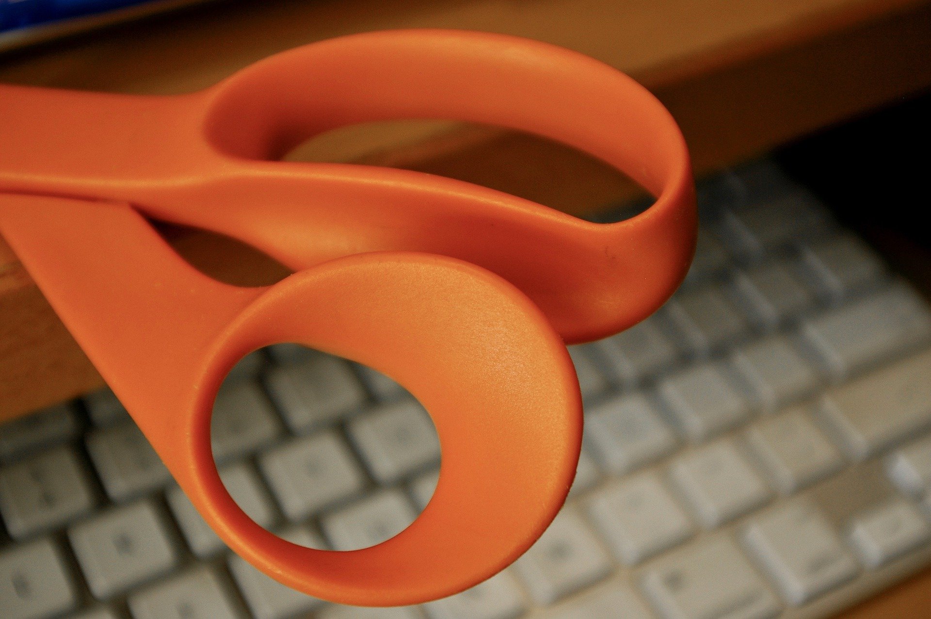 A pair od orange scissors | Source: Pixabay