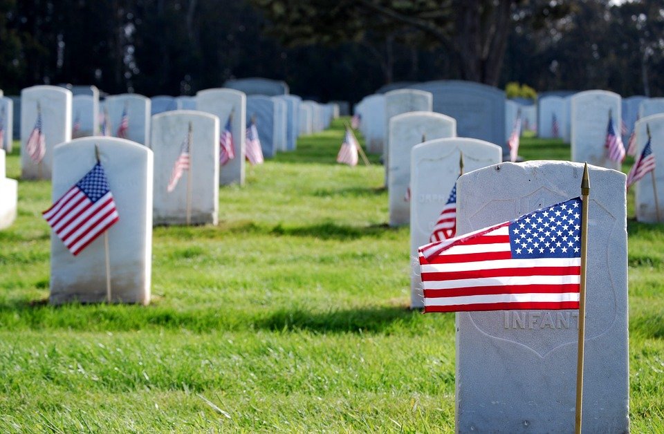 Drapeaux américains pour honorer la mémoire de vaillants soldats | Photo : Pixabay Drapeaux américains pour honorer la mémoire de vaillants soldats | Photo : Pixabay