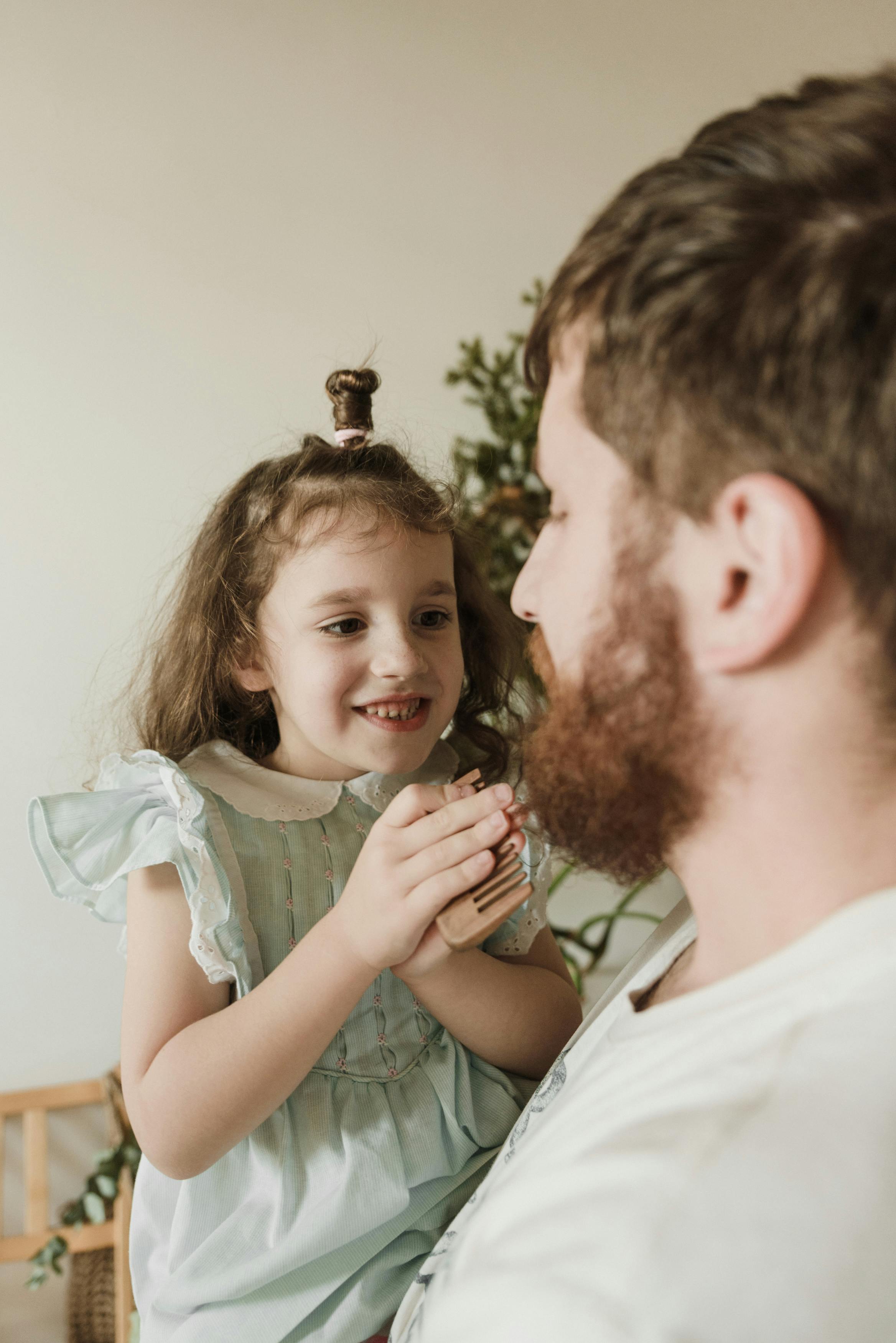 A father and daughter having a conversation | Source: Pexels