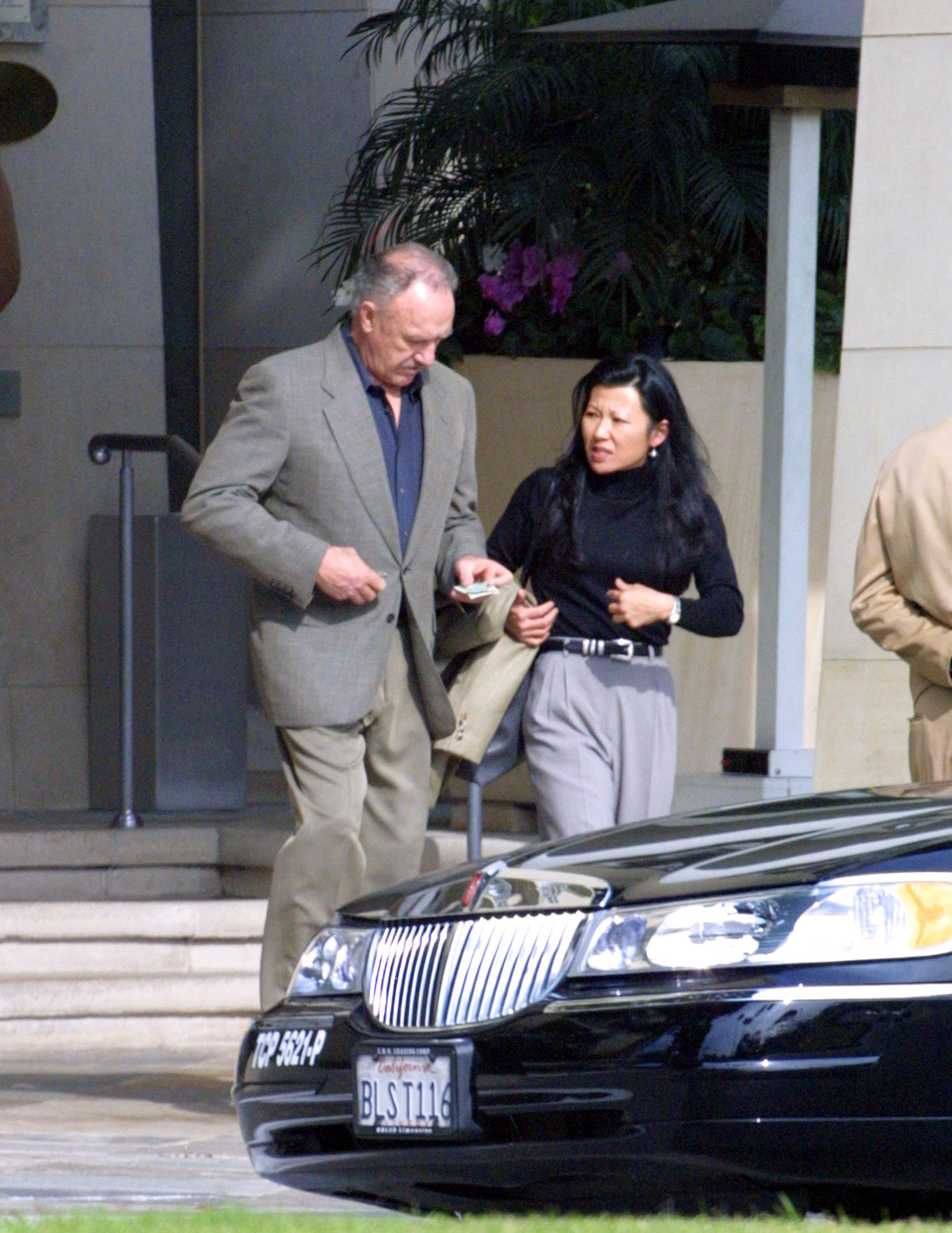 Gene Hackman and Betsy Arakawa on November 16, 2001 in Los Angeles, California. | Source: Getty Images