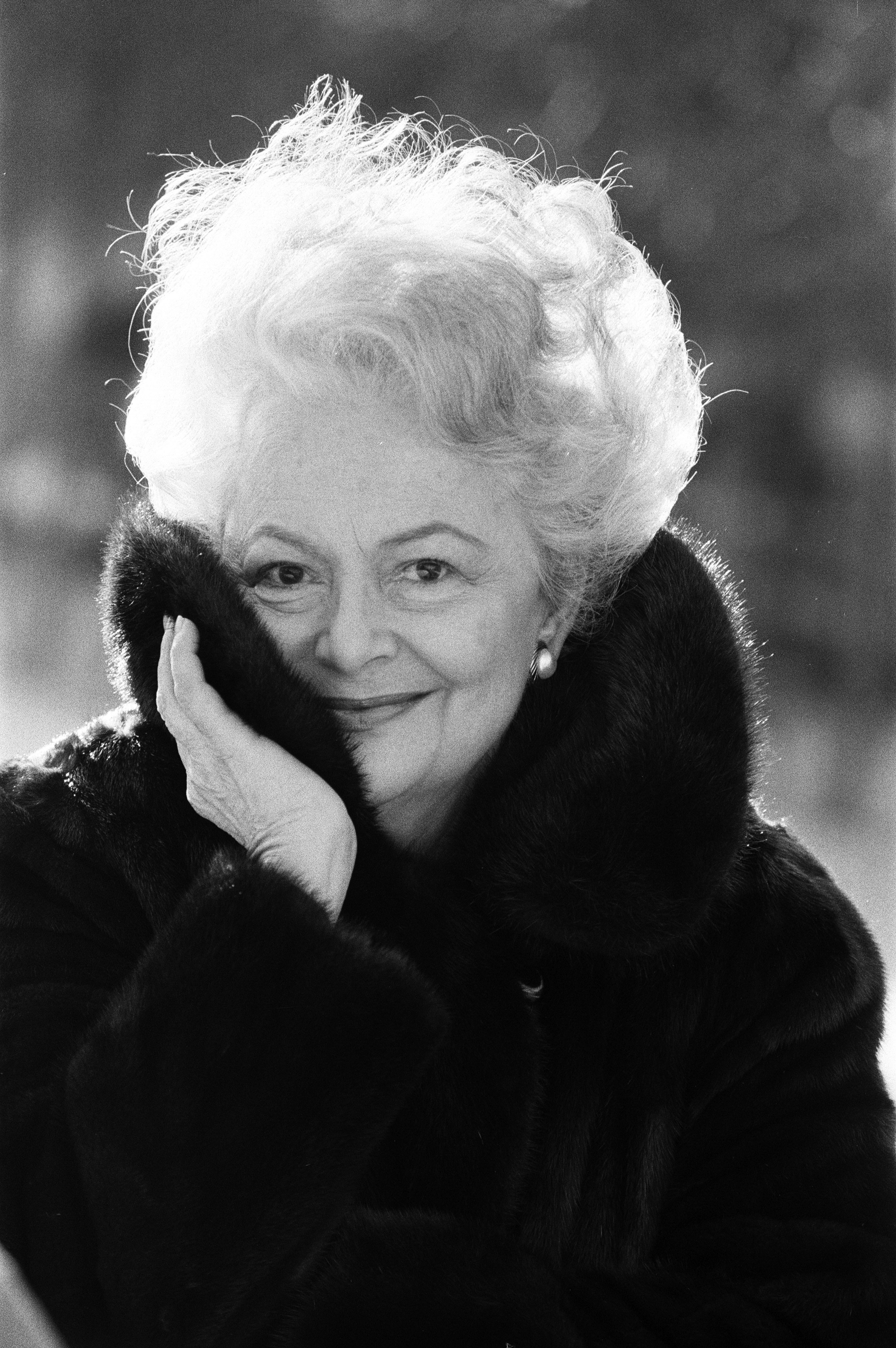 Legendary "The Heiress" and "To Each His Own" actress Olivia de Havilland near her home in Paris, 10th December 1987, France | Photo: George Phillips/Daily Mirror/Mirrorpix/Getty Images
