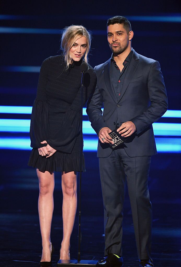 Emily Wickersham und Wilmer Valderrama sprechen auf der Bühne während der People's Choice Awards 2017 im Microsoft Theater am 18. Januar 2017 in Los Angeles, Kalifornien. | Quelle: Getty Images