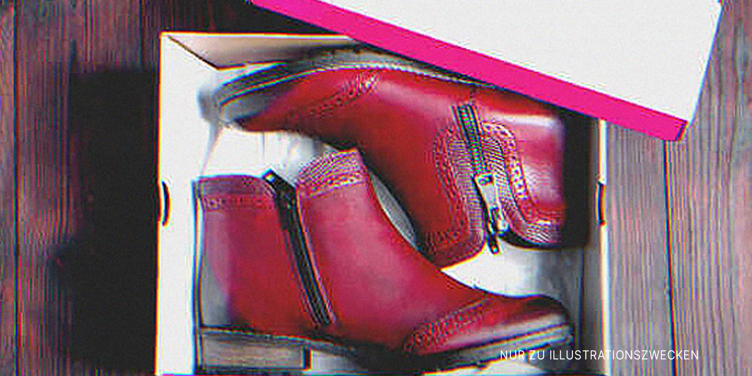 Rote Stiefel in Schuhkarton | Quelle: Shutterstock