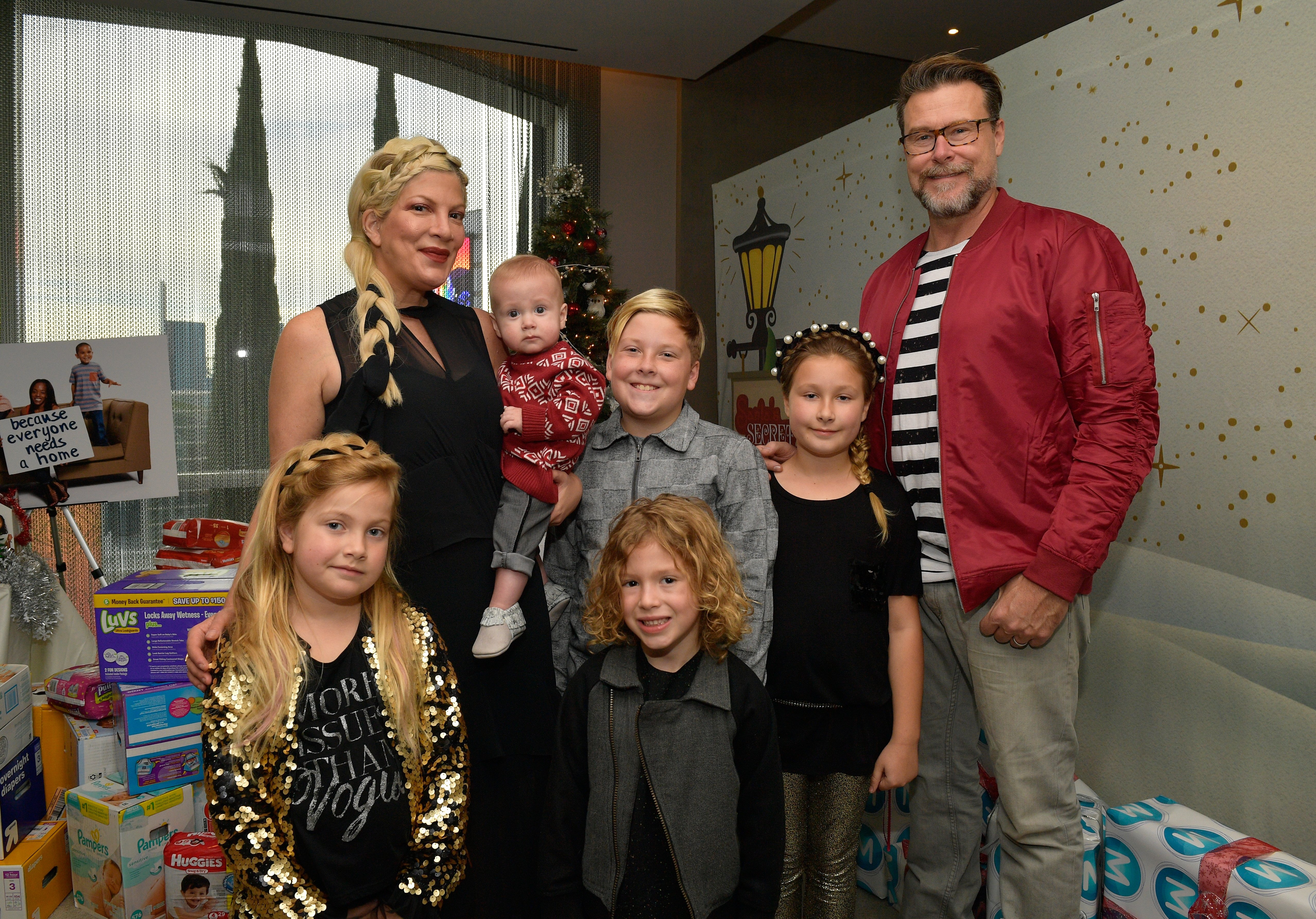 Tori Spelling, Dean McDermott, and their five kids on December 2, 2017 in West Hollywood, California | Source: Getty Images 