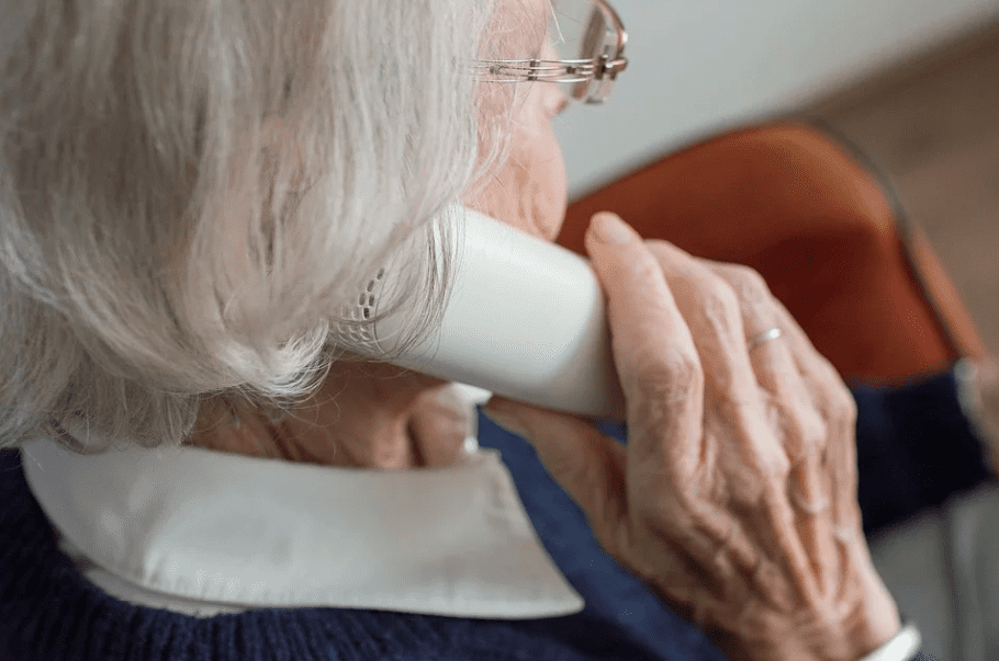 An elderly woman talking on the phone | Photo: Pixabay